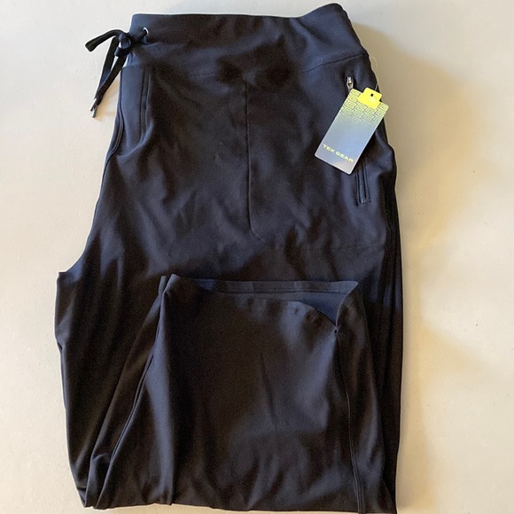 tek gear Pants & Jumpsuits Nwt Tek Gear Size 2x Mid Rise Capri